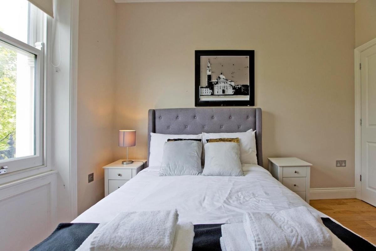Large Modern 2 Bd Kensington No 8 * Londra